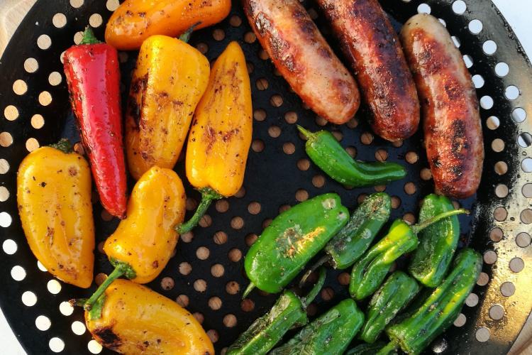 Grillpfanne mit Bratwurst und Gemüse